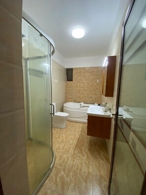 Shower, bidet, towels, soap - Peaceful 4bed all-ensuite apartment in vibrant Nairobi (Nairobi)