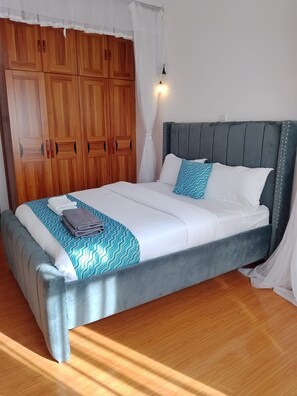 Tabla de planchar con plancha, internet y ropa de cama 