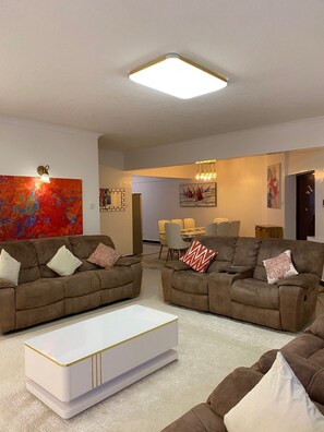 TV - Peaceful 4bed all-ensuite apartment in vibrant Nairobi (Nairobi)