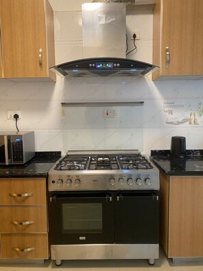 Microwave, oven, stovetop - Peaceful 4bed all-ensuite apartment in vibrant Nairobi (Nairobi)