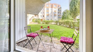 A balcony with two chairs, a table, and two glasses of red wine. - Cocoon rose garden (L'Haÿ-les-Roses)