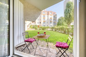 Outdoor dining - Cocoon rose garden (L'Haÿ-les-Roses)