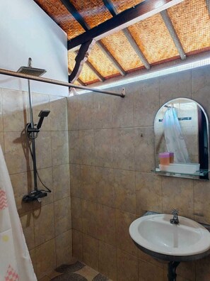 Casa clásica, 3 habitaciones | Baño | Amenidades de baño gratuitas, secadora de cabello, toallas, jabón 