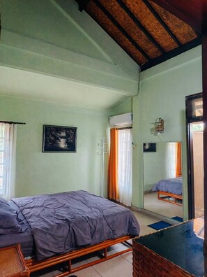 Classic House, 3 Bedrooms | Desk, laptop workspace, iron/ironing board, free WiFi - Widi House (Nusa Dua)