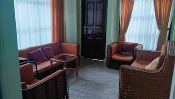 Classic House, 3 Bedrooms | Living room