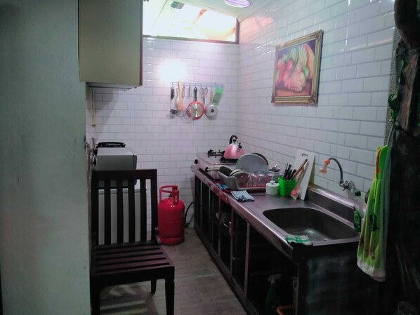 Klassiek huis, 3 slaapkamers | Privékeuken | Een koelkast, een kookplaat, kookgerei, borden en bestek