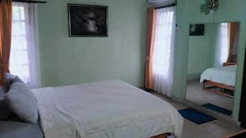 Klassiek huis, 3 slaapkamers | Een bureau, een laptopwerkplek, een strijkplank/strijkijzer, gratis wifi