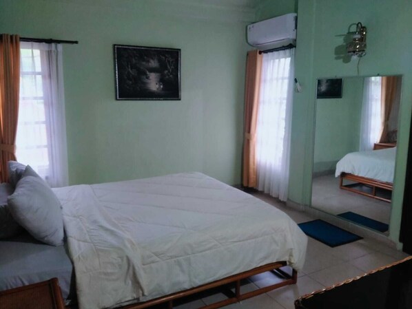 Classic House, 3 Bedrooms | Desk, laptop workspace, iron/ironing board, free WiFi - Widi House (Nusa Dua)
