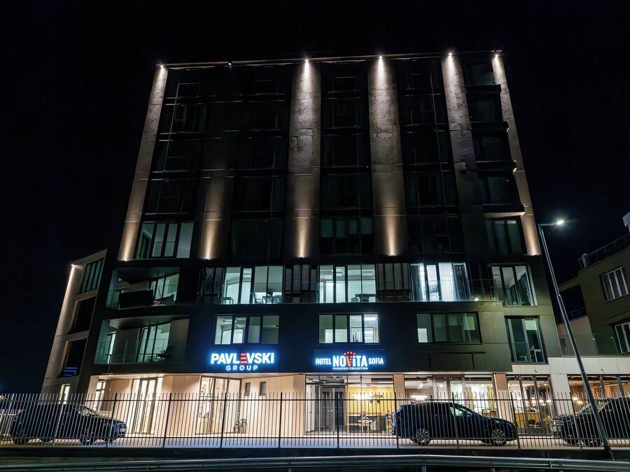 Een modern hotel met een opvallend 'Pavlevski Group' bord, een 'Hotel Novita Sofia' bord en een zichtbare ingang met een hekwerk oprit.