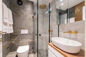 Ducha, artículos de tocador gratuitos, secador de pelo, pantuflas