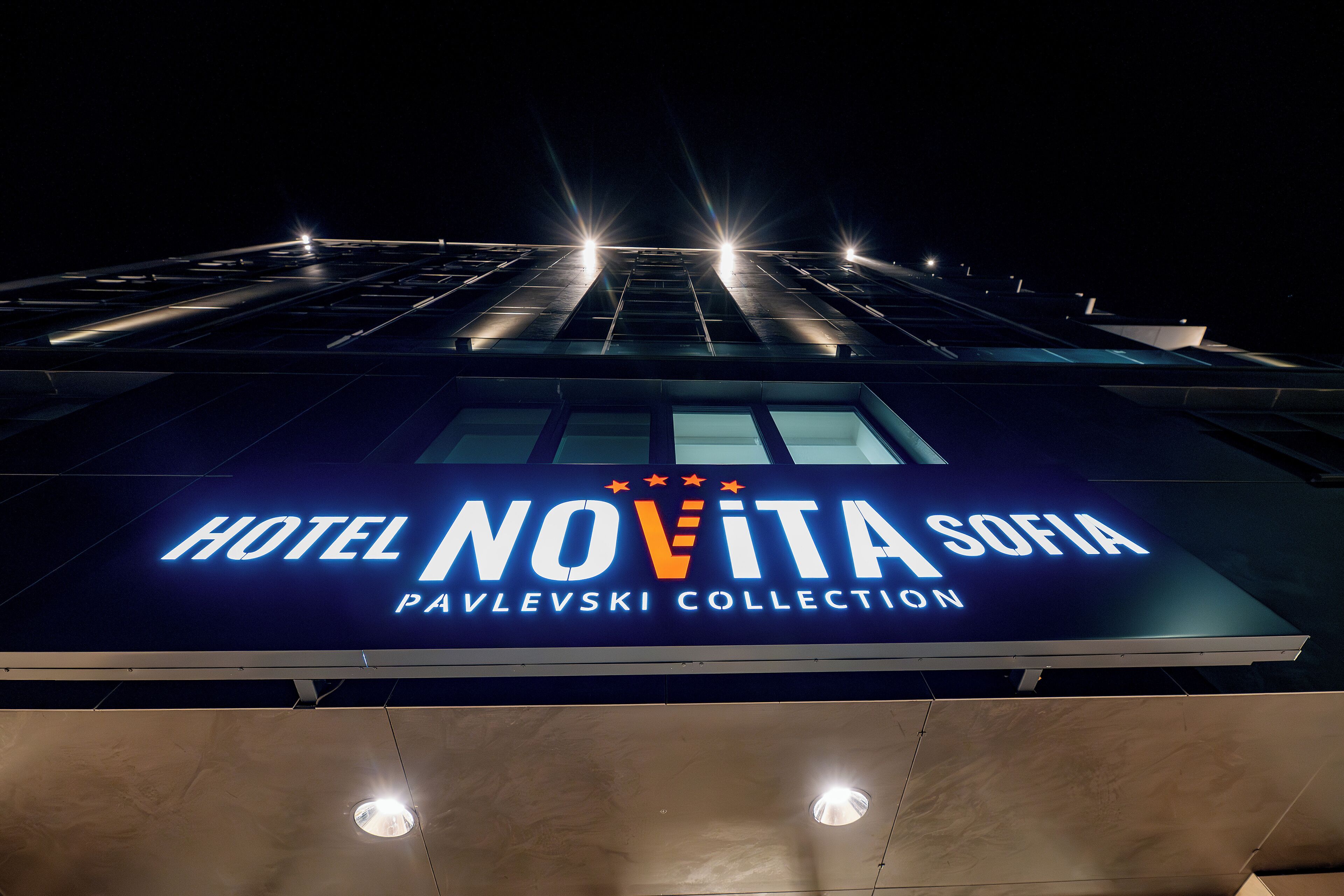 De gevel van Hotel Novita Sofia, met een opvallend bord waarop de naam en een verzameling staat.