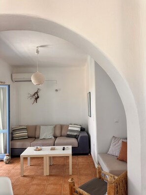 Living area - Sea View Cycladic Home - 5 min Walk from the Beach (Paros)