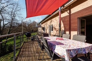 Outdoor dining - Holiday Home 'S'Lähmes Auf Der Schwend' with Mountain View, Private Terrace & Wi-Fi (Waldulm)