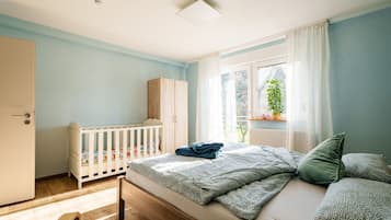 Tabla de planchar con plancha, wifi y ropa de cama