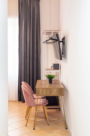 Habitación Deluxe con 1 cama matrimonial o 2 individuales, vista a la ciudad (16) | Interior