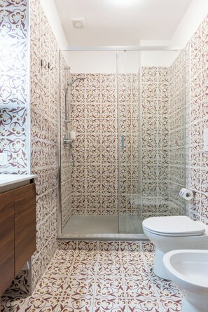 Double or Twin Room, Balcony, Courtyard View (13) | Bathroom | Shower, hair dryer, towels, soap - Le Corti del Re Tappia (Napoli)