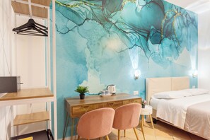 Habitación con 1 cama matrimonial o 2 individuales, balcón, vista al patio (13) | Caja de seguridad en la habitación y escritorio 