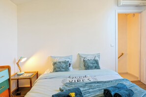 1 habitación, tabla de planchar con plancha y cuna de viaje