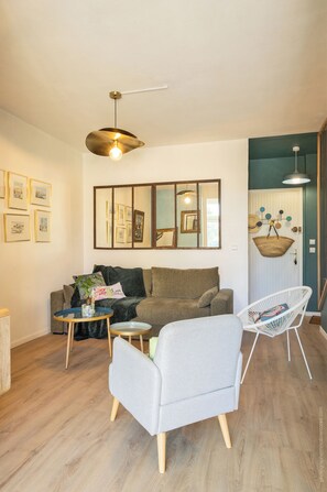 TV, books - U Casellu | Duplex + garden, Clim, by Milie (Borgo)