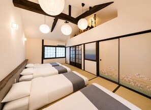 A traditional Japanese-style room with tatami flooring, sliding doors, and a view of cherry blossoms. - [Tsubame no Ie Tsuruhashi] 10-minute walk from Tsuruhashi Station | 8 minutes from Imazato Station | Namba, Umeda, Tennoji, Nara | Excellent transportation access (大阪市東成区玉津3丁目5)