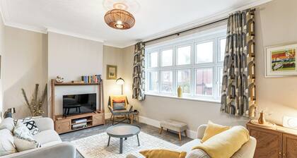A beautifully decorated 3 bedroom seaside apartment in Worthing
