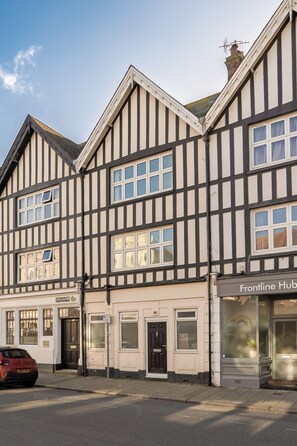 Exterior - A beautifully decorated 3 bedroom seaside apartment in Worthing (Worthing)