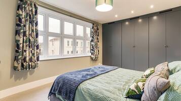 3 bedrooms, desk, iron/ironing board, travel crib