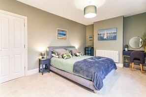 3 bedrooms, desk, iron/ironing board, travel cot - A beautifully decorated 3 bedroom seaside apartment in Worthing (Worthing)