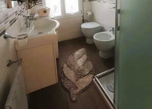 Shower, hair dryer - Grazia Family Apartment Ground Floor with Wi-Fi (Jesolo)
