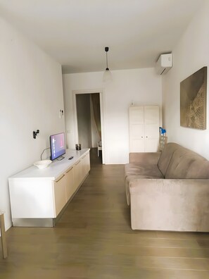 TV - Grazia Family Apartment Ground Floor with Wi-Fi (Jesolo)