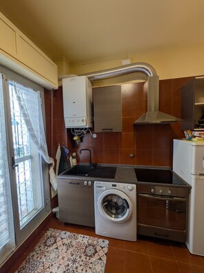 Kühlschrank, Mikrowelle, Ofen, Herdplatte