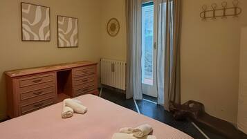 Tabla de planchar con plancha, wifi y ropa de cama