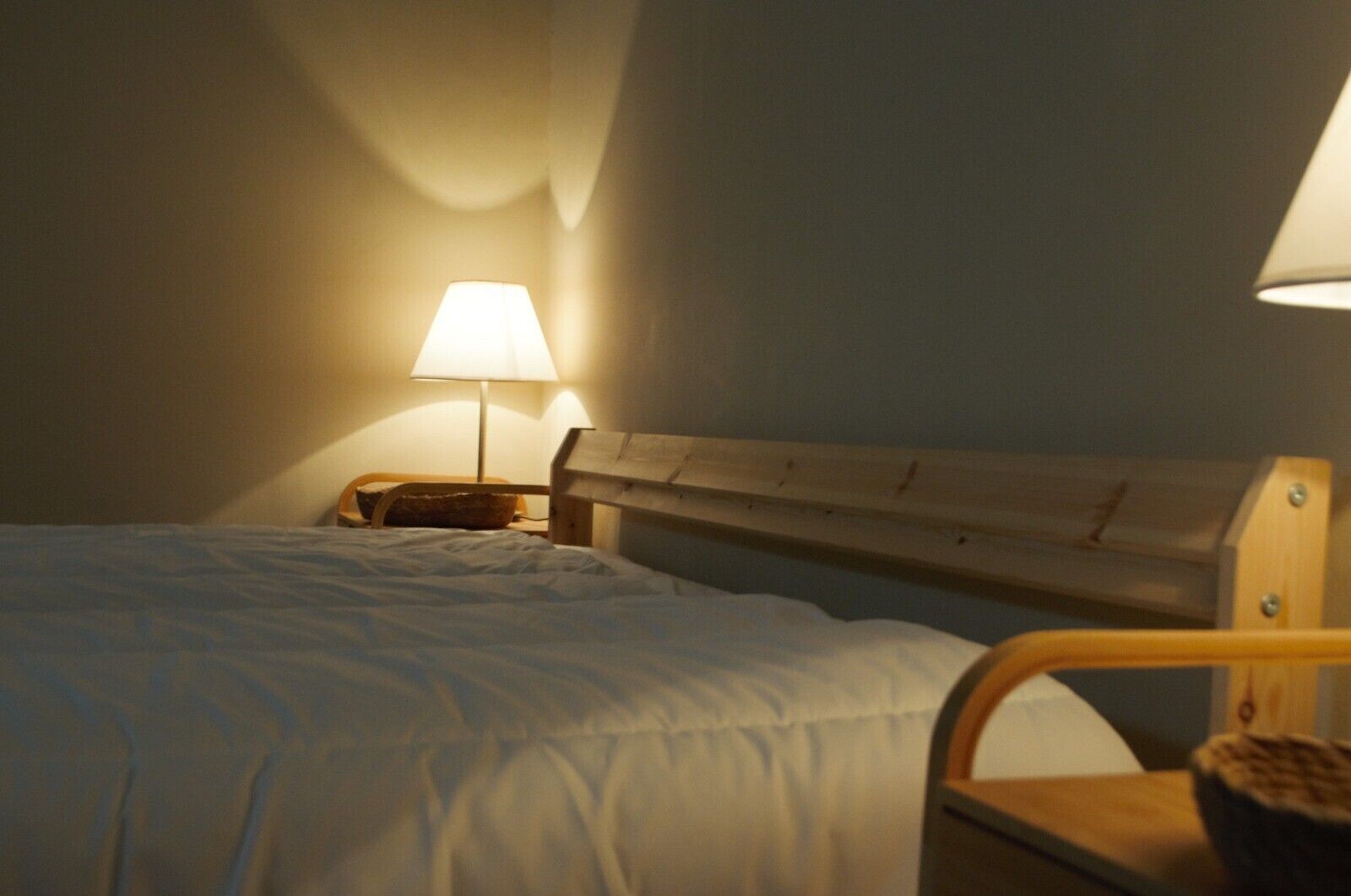 Tabla de planchar con plancha, wifi y ropa de cama 