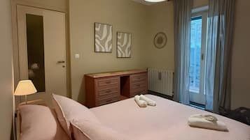 Iron/ironing board, WiFi, bed sheets