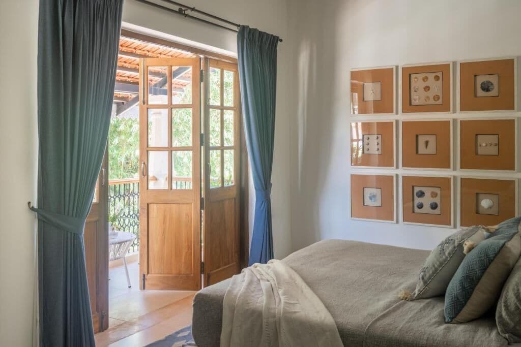 Vila luxo, sacada, vista para a piscina | Ferros/tábuas de passar roupa, Wi-Fi de cortesia