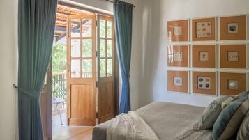 Vila luxo, sacada, vista para a piscina | Ferros/tábuas de passar roupa, Wi-Fi de cortesia