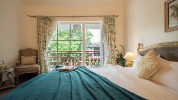 Vila luxo, sacada, vista para a piscina | Ferros/tábuas de passar roupa, Wi-Fi de cortesia