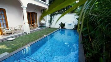 Vila luxo, sacada, vista para a piscina | Piscina | Piscina externa