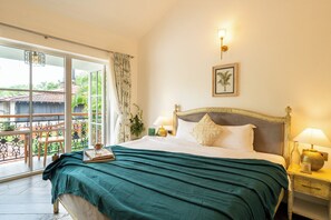 Villa – deluxe, balkong, bassengutsikt | Strykejern/-brett og wi-fi (inkludert)