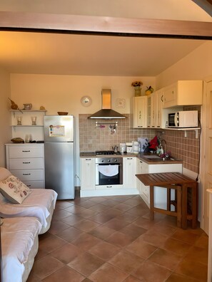 Fridge, microwave, oven, stovetop - Apartment 'Casa Vacanze Melo' with Private Terrace, Private Garden and Air Conditioning (Murta Maria)