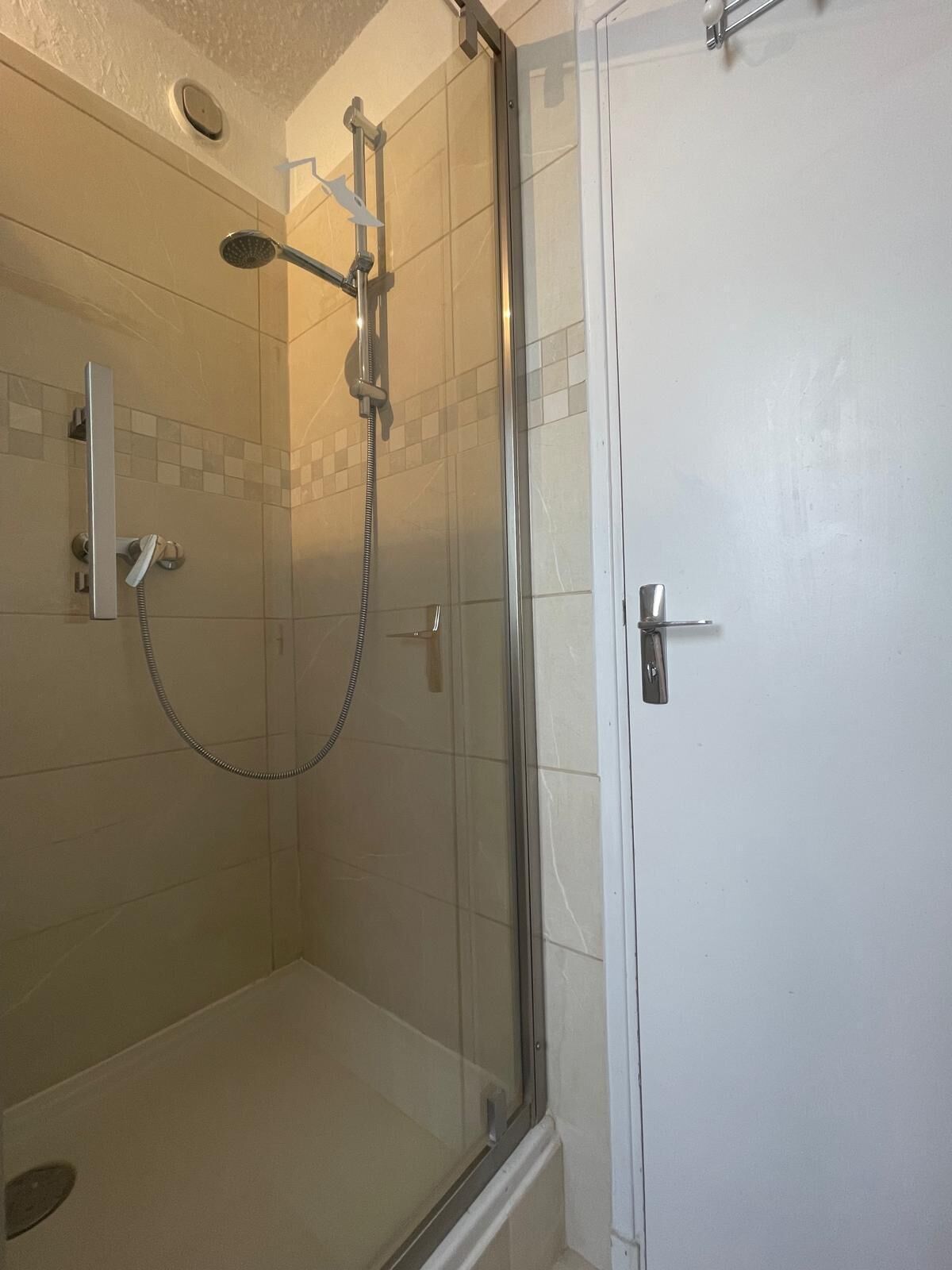 Dusche, Haartrockner, Seife, Shampoo