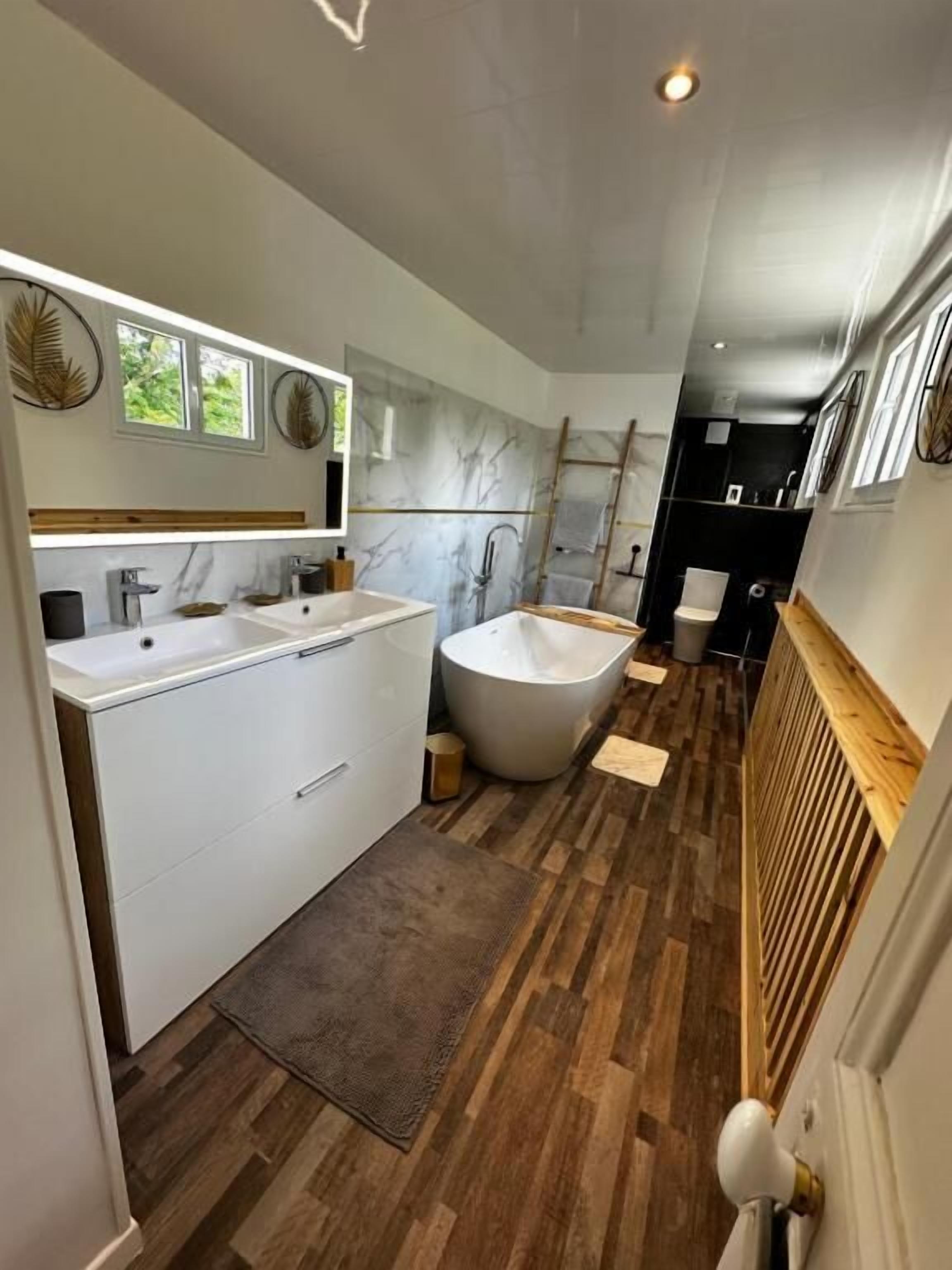 Habitación doble, vistas al jardín | Baño | Albornoces
