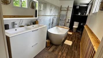 Habitación doble, vistas al jardín | Baño | Albornoces