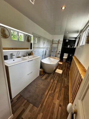 Double Room, Garden View | Bathroom - villa du beau port (Cenon-sur-Vienne)