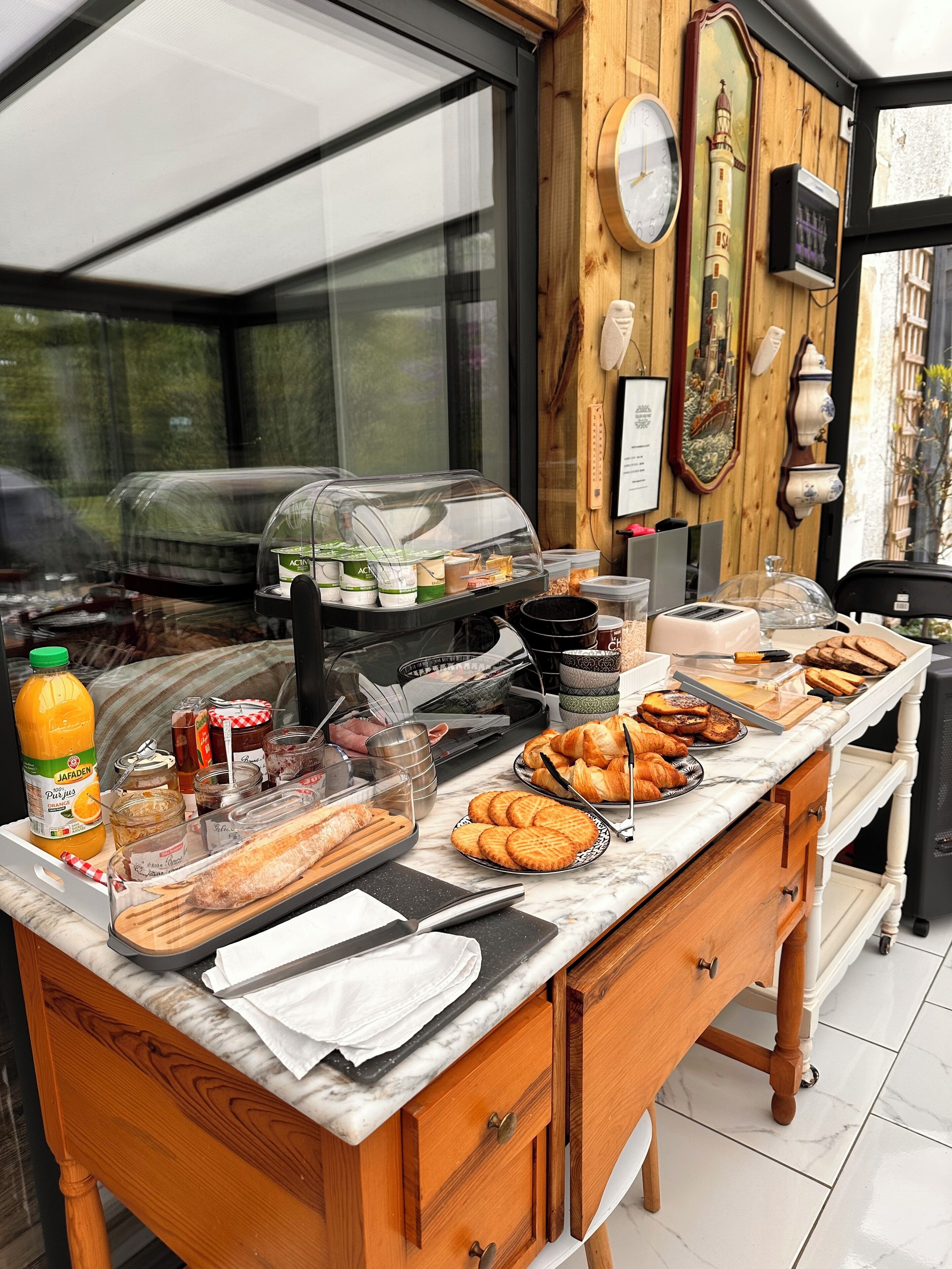 Sarapan prasmanan setiap hari (EUR 12 per orang)