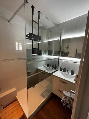 Chambre Double, vue jardin | Salle de bain