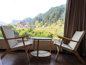 Luxury Suite, Courtyard View | Interior - Qipan Yeshe Guesthouse (Zhangjiajie)