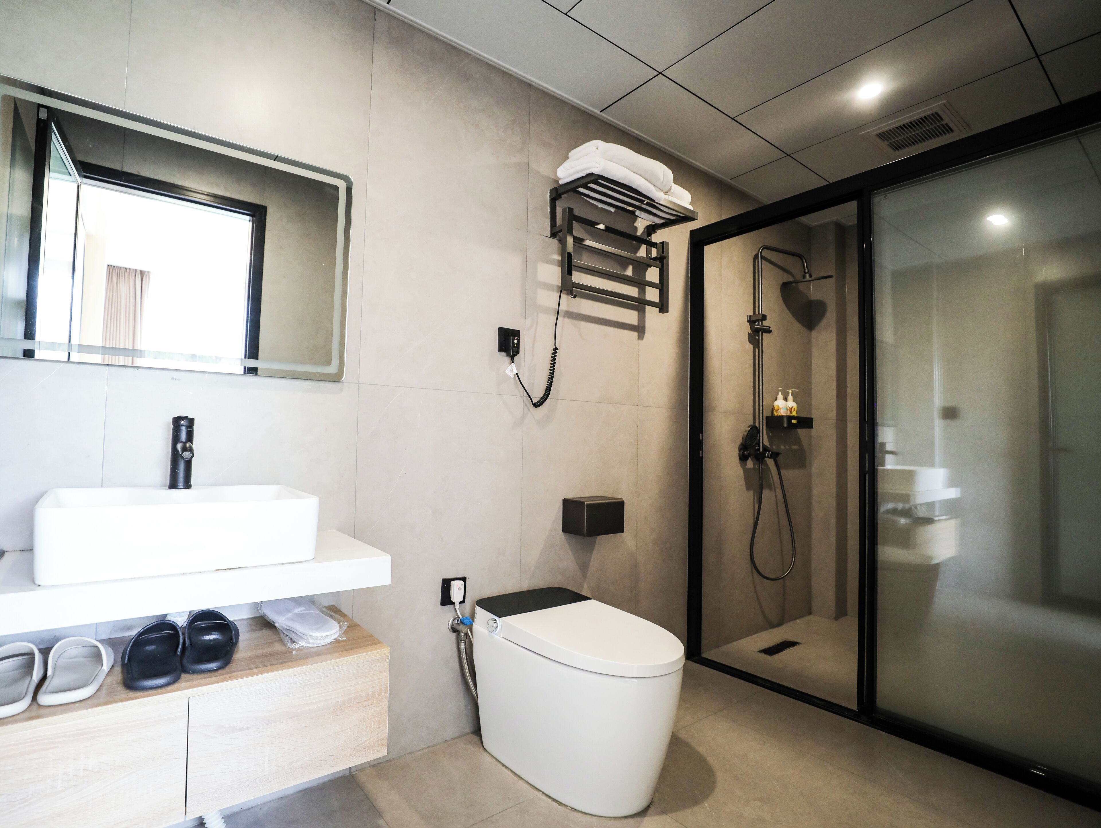 Luxury Suite, Courtyard View | Bathroom