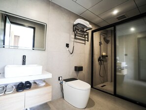 Luxury-Suite, Blick auf den Innenhof | Badezimmer