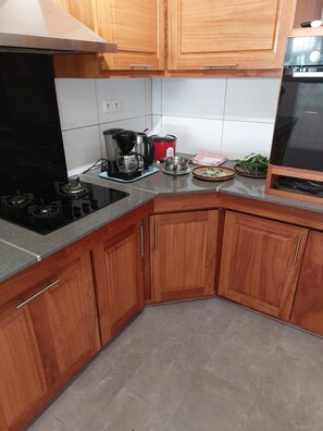 Kühlschrank, Ofen, Herdplatte, Wasserkocher mit Kaffee-/Teezubehör